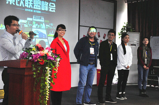 汪業龍經理邀請5位創業伙伴上臺做起游戲活躍現場氣氛，小伙伴們臉上透露期待的微笑